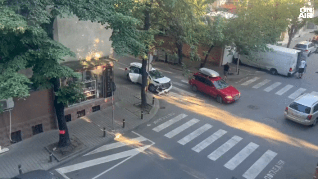 Бус се заби в къща в Стара Загора, кола с дете му отне предимство