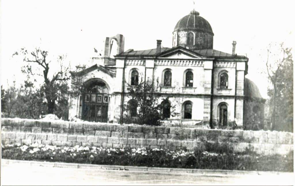 На 20 юли 1886 г. е положен първият камък на църквата “Всех Святих” в Русе