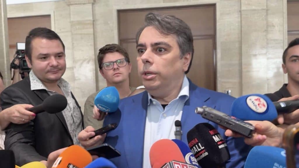 Асен Василев призова ГЕРБ в оставащите дни на парламента да се приемат законите по ПВУ