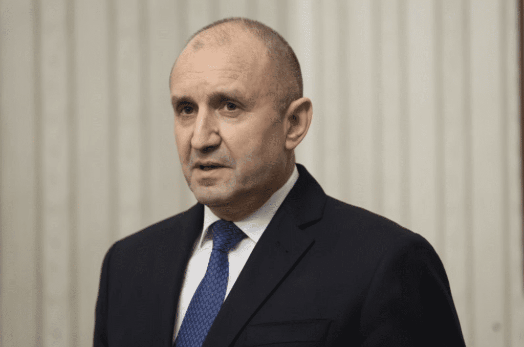 Президентът се среща с възможните кандидати за премиери в нов опит за съставяне на служебен кабинет