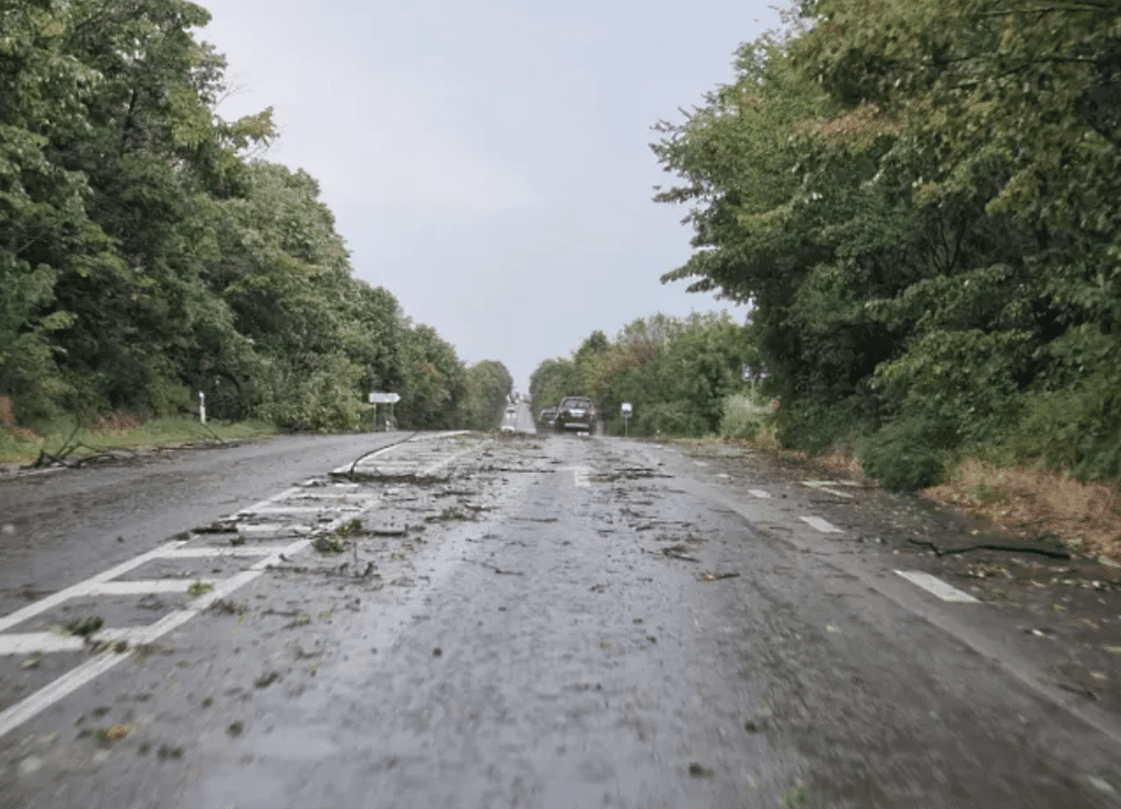 Пет населени места в Русенско останаха временно без ток заради дъждовете през последните часове