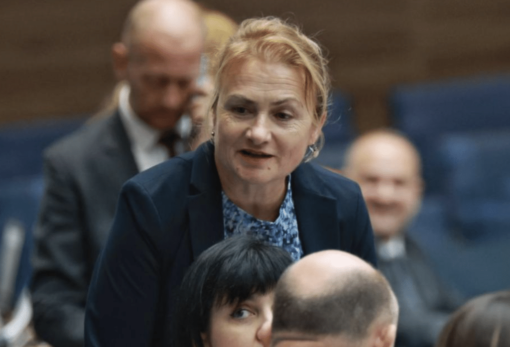 Красимира Катинчарова: Вие само унищожавате България, за да я продадете