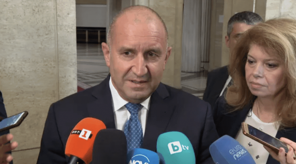 Румен Радев: Очевидно е, че политическата криза продължава