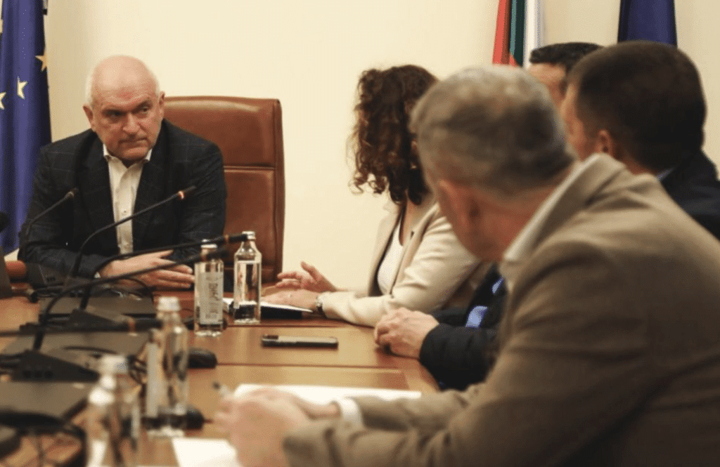 Служебното правителство смени още седем областни управители