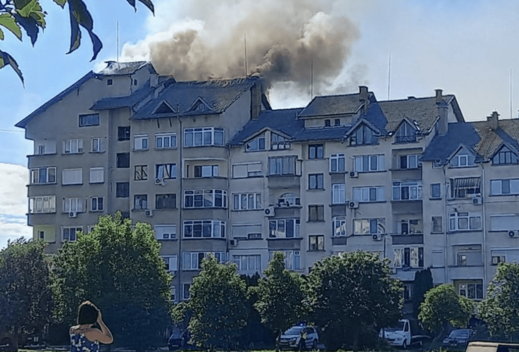 Пожар гори в жилищен блок в Монтана, две деца са пострадали