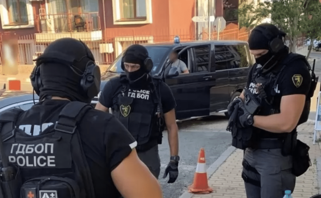 ГДБОП показно натръшка няколко души по улиците на Свети Влас