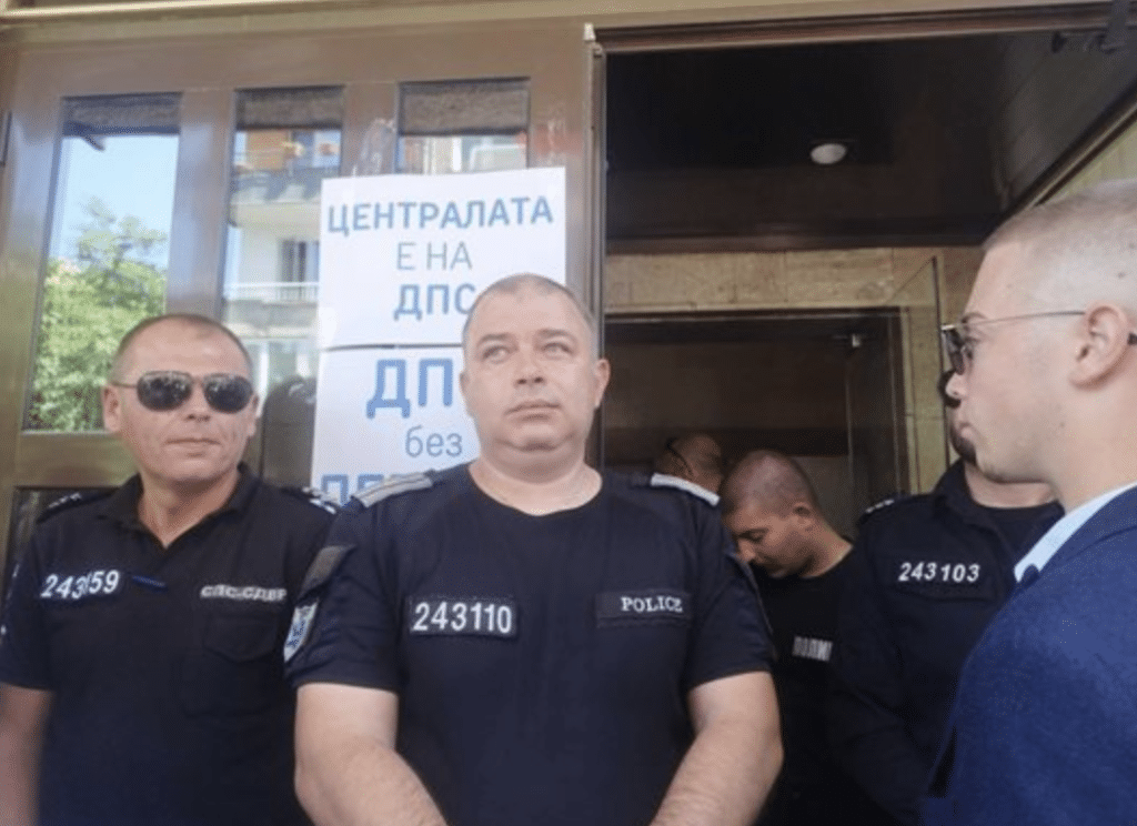 Полиция охранява централата на ДПС, депутати начело с Чакъров я отвориха и влязоха