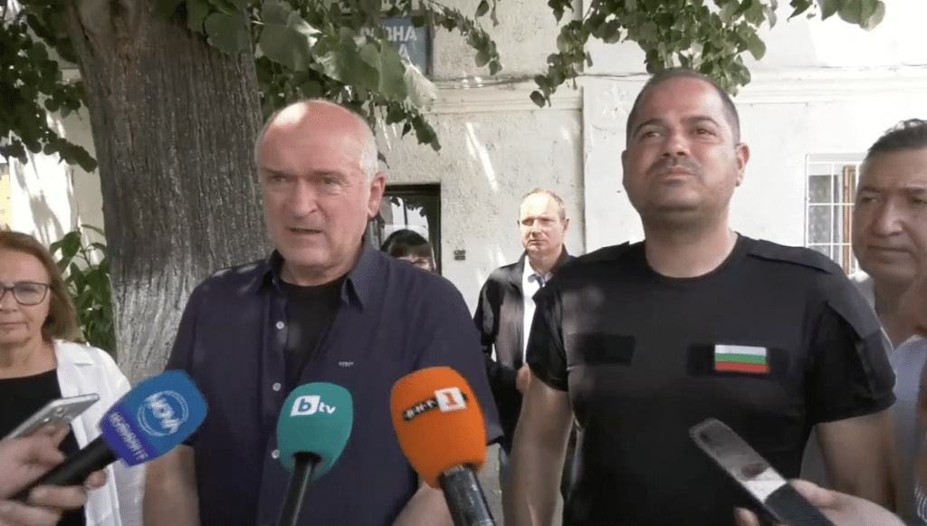 Хеликоптери и алпинисти участват в гасенето на пожара в Беклемето