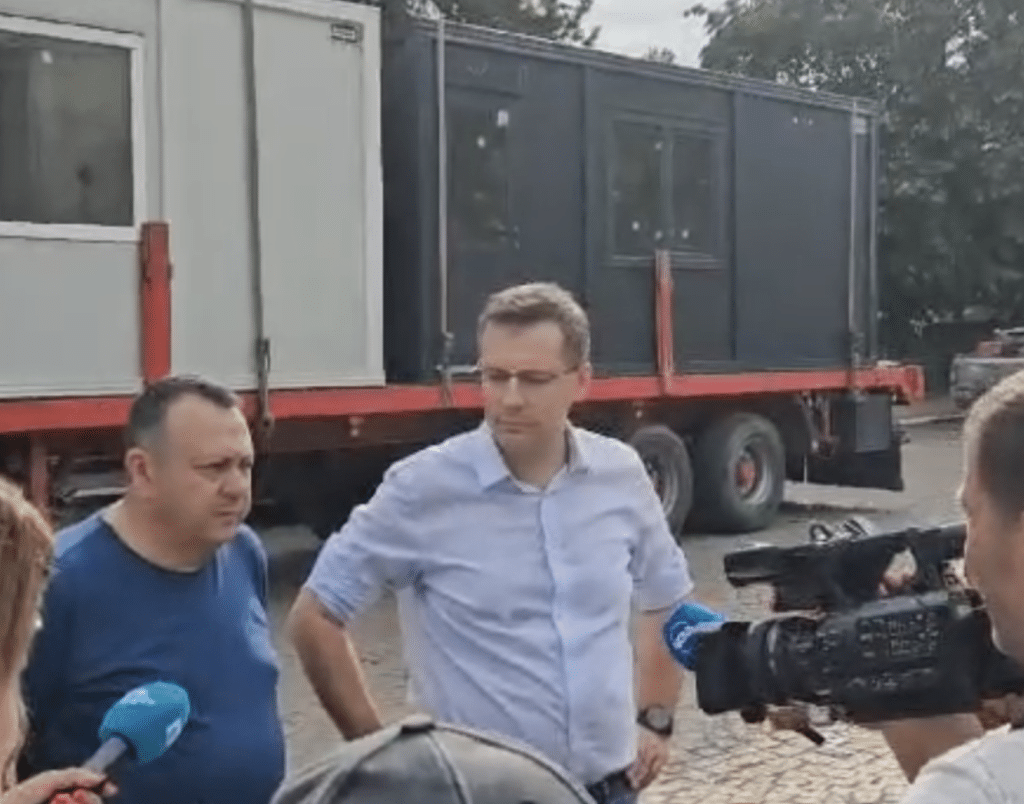 Пеевски дари мобилни къщи на пострадали от пожара във Воден