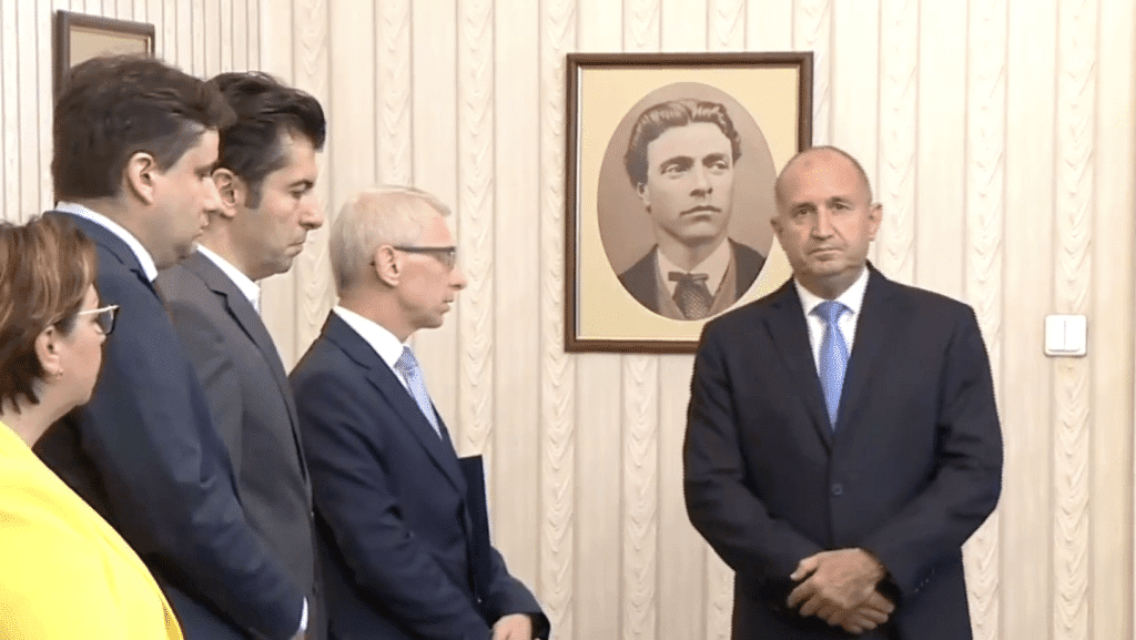 Президентът Радев връчи втория мандат на ПП-ДБ, те го върнаха неизпълнен
