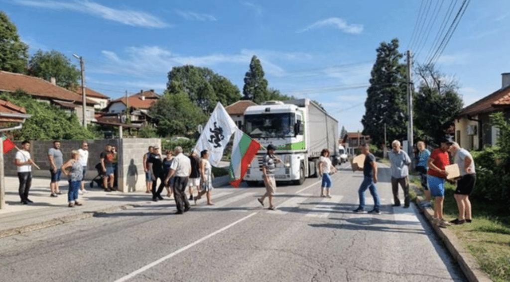 Около 50 души блокираха пътя Монтана – София, протестират срещу преминаването на тирове