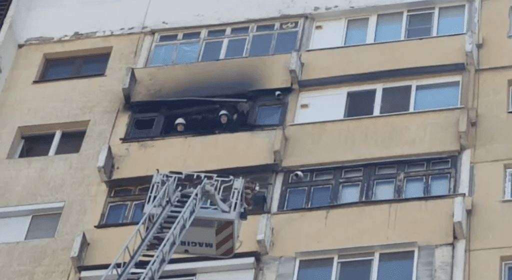 Пожар в апартамент на 13-ия етаж вдигна на крак огнеборците в Русе