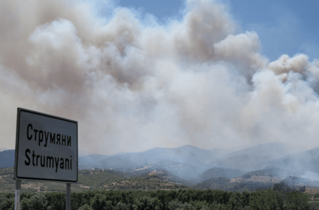Усложнена остава обстановката с пожарите в Югозападна България