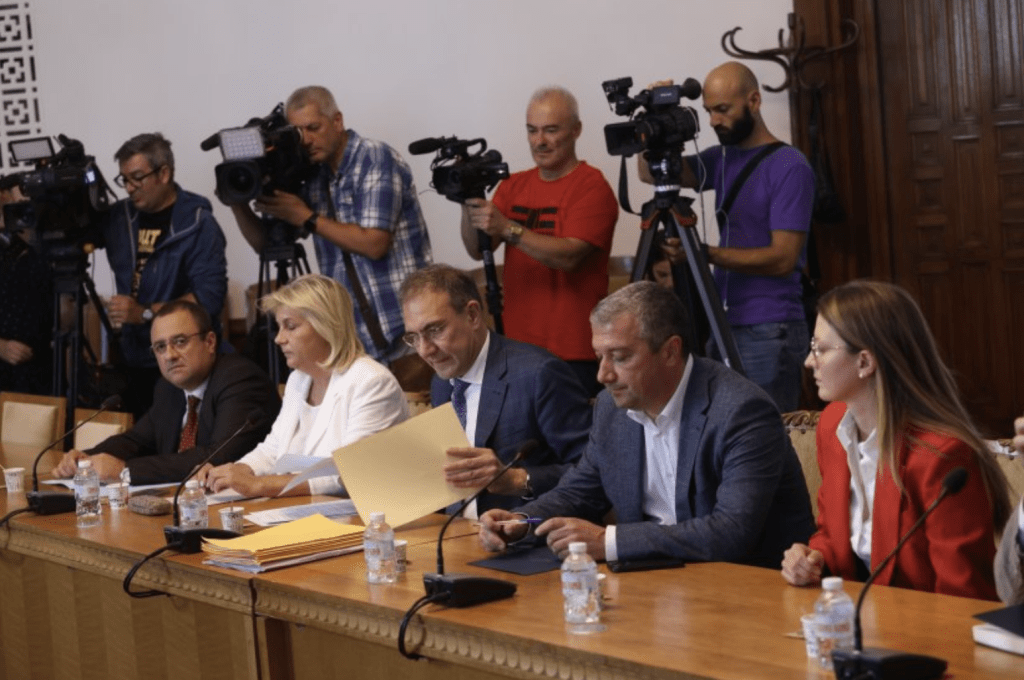 Започна срещата на ИТН с БСП в търсене на подкрепа за кабинет с третия мандат