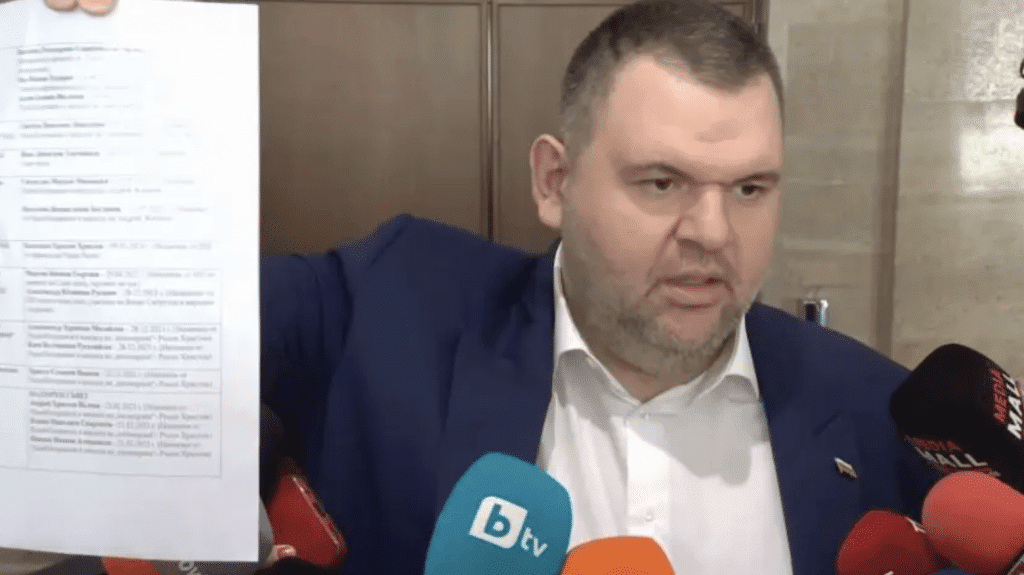 Пеевски показа списъка на всички „касиери“ в енергетиката на „Мистър Кеш“
