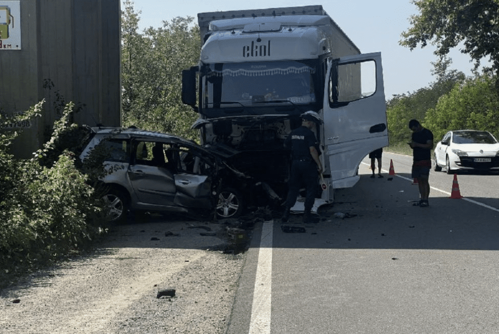 Тежка катастрофа между кола и тир на Пoдбалканския път София- Бургас, има загинал