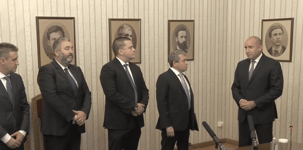 ИТН върна мандата на Румен Радев, той вика Рая Назарян да я пита за служебен премиер