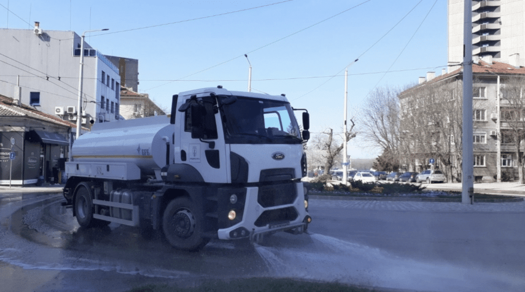 Продължава миенето на улици и булеварди в Русе