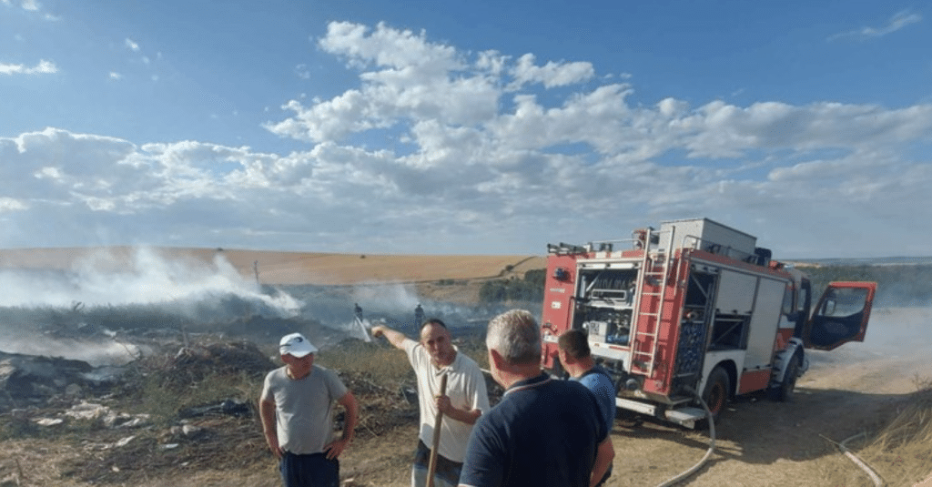 Пожар горя в опасна близост до къщи в село Полско Косово