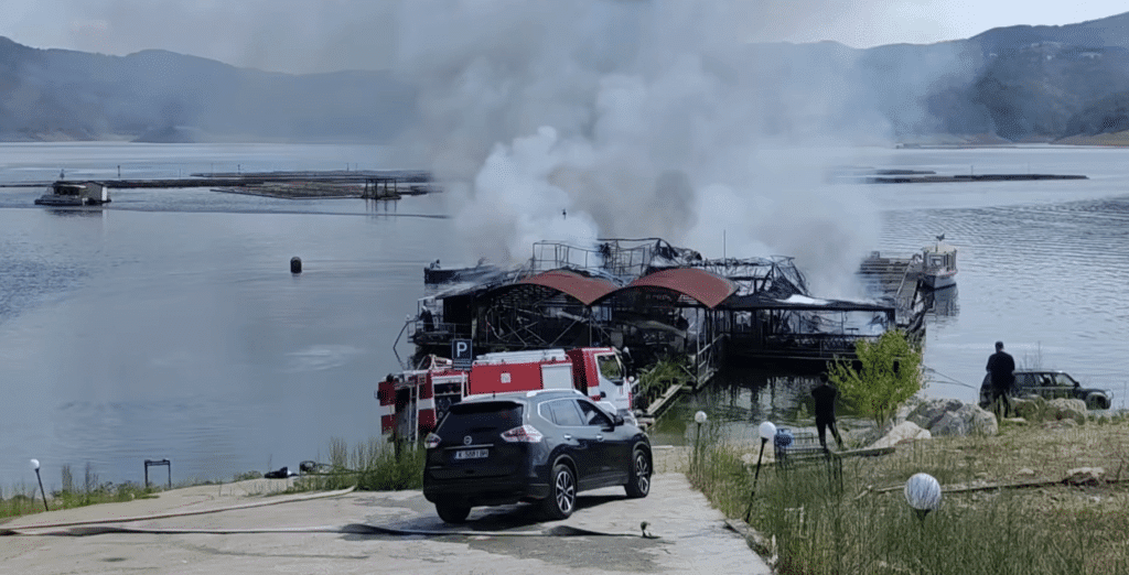 Пожар изпепели едно от най-известните заведения на язовир „Кърджали“