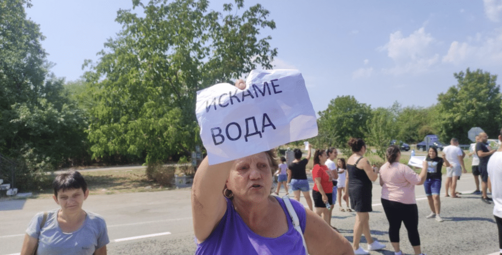 Протестиращи заради безводието в Свищовско отново блокират пътя Плевен – Русе