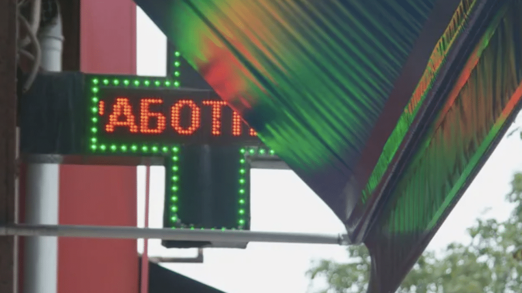 Нападнатият с нож аптекар е изписан от болница, но е в шок