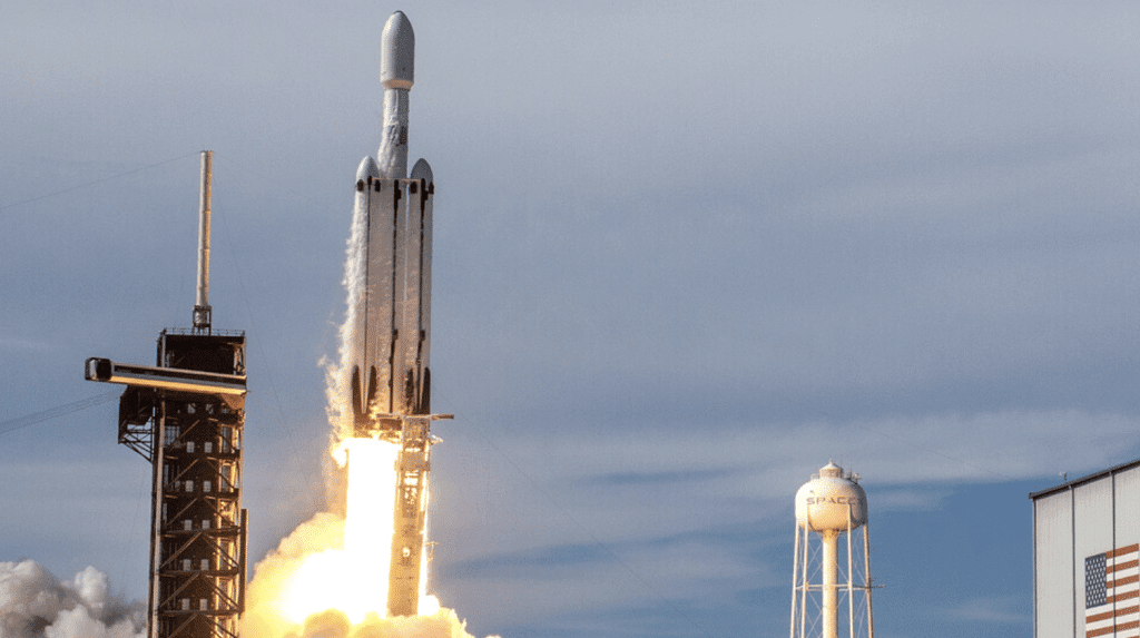 SpaceX отлага първата си частна мисия заради теч на хелий
