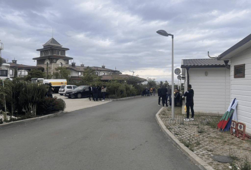 Привърженици на Доган прекараха нощта в палатки в „Бояна“