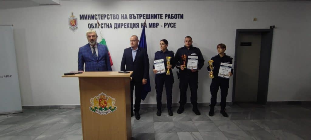 Трима пътни полицаи от Русе с грамоти от областния управител Драгомир Драганов