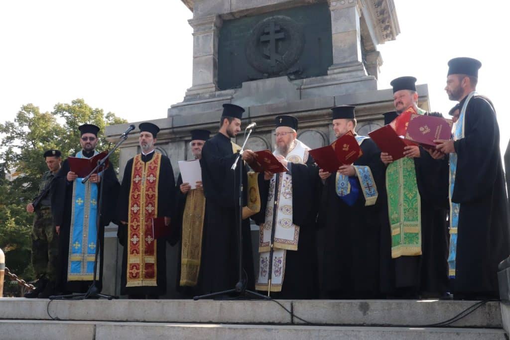 Русенци посрещнаха Деня на независимостта с тържествена церемония пред Паметника на свободата в центъра на града