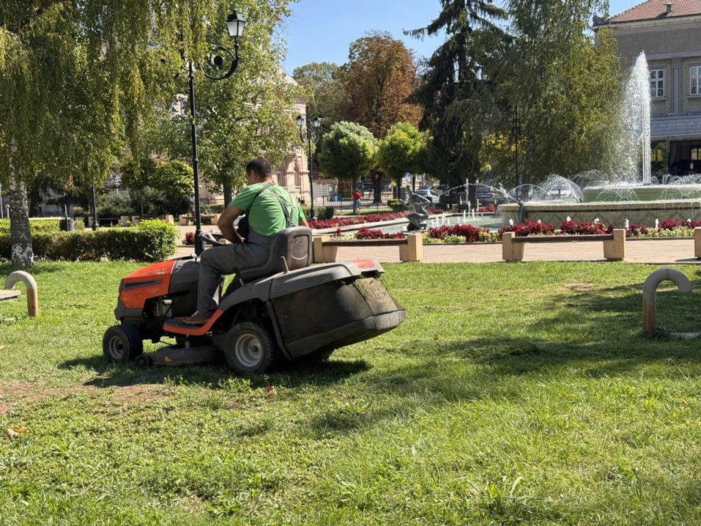 Продължава косенето на тревни площи в Русе