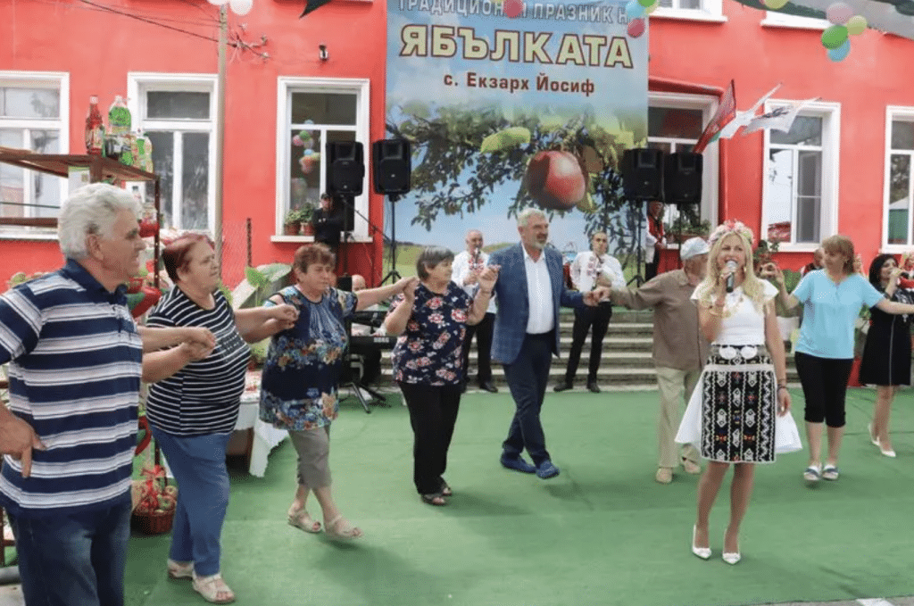 Празникът на ябълката събра стотици в Екзарх Йосиф