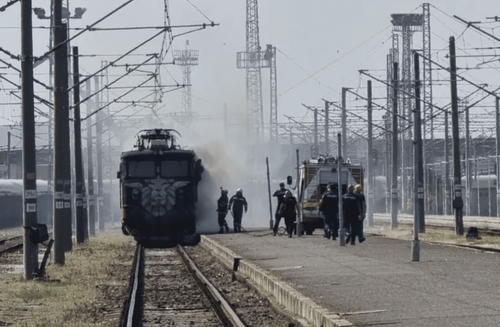 Локомотив се запали на гарата в Бургас, влакът за София закъсня със 130 минути