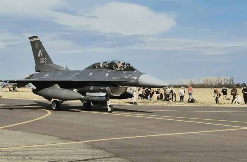 Президентът Румен Радев в полет с изтребител F-16
