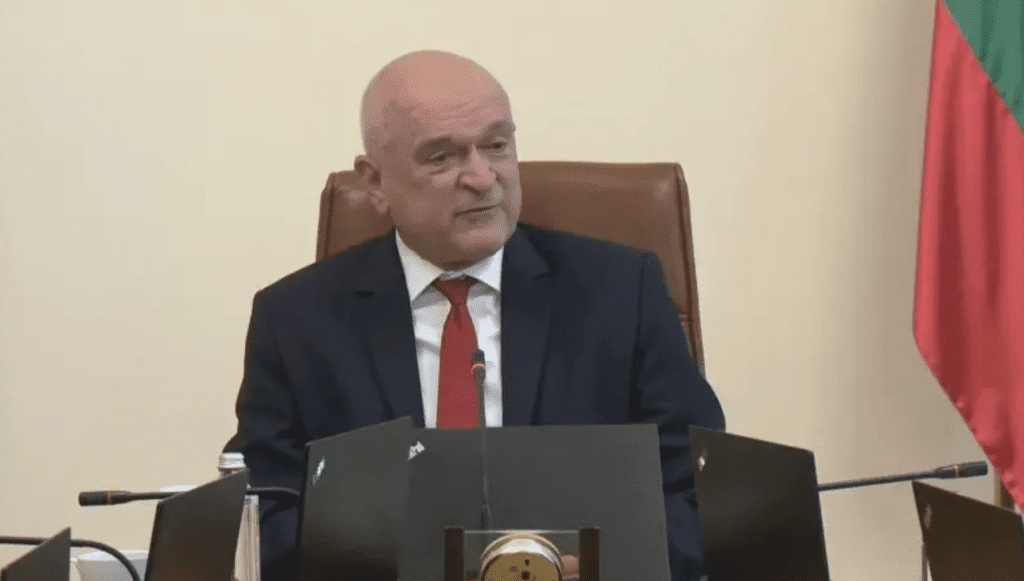 Главчев: Това което се случва в СИК-овете, е извън правомощията на служебното правителство