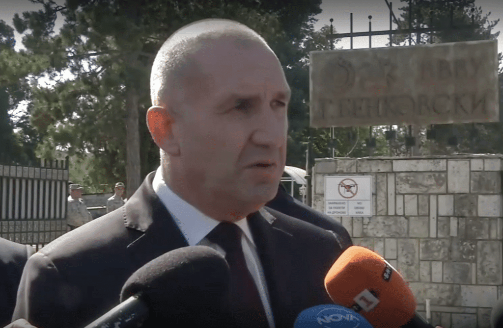 Румен Радев: Днес се разделяме с двама достойни летци