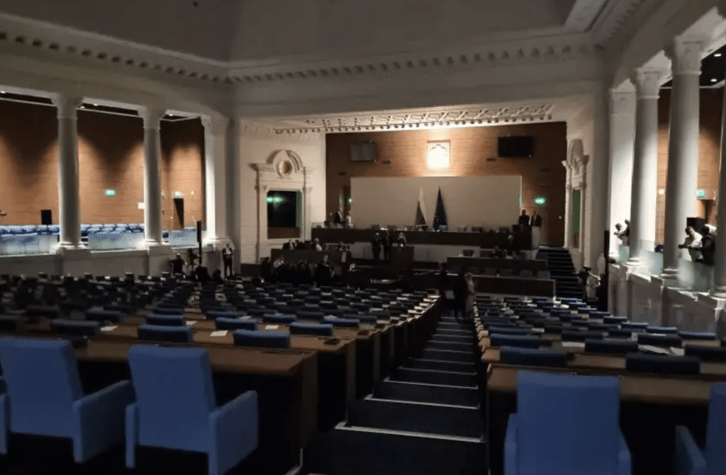 Със скандали и окупация на парламентарната трибуна приключи последното заседание на 50-ото НС