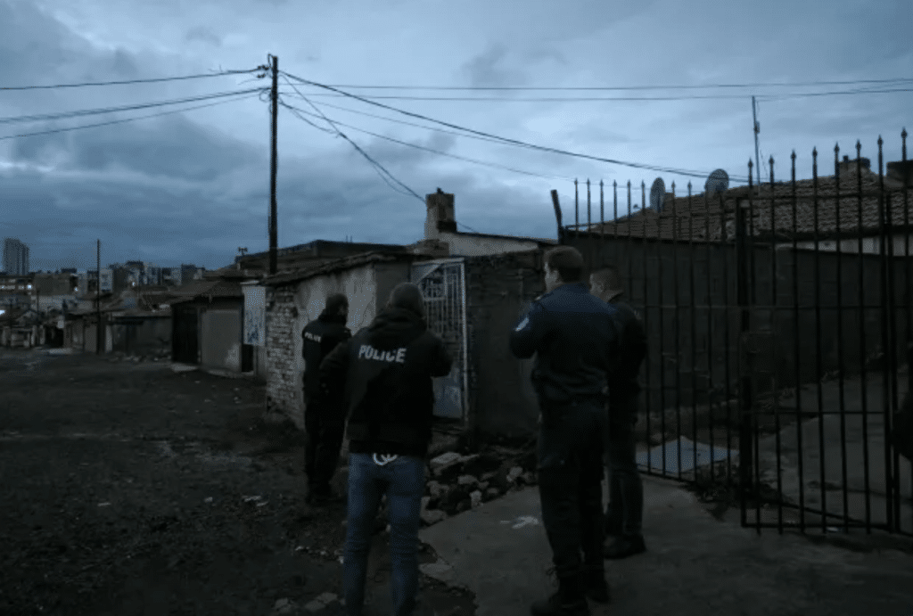 Трима задържани и намерени списъци при спецакция срещу купения вот в Бургас