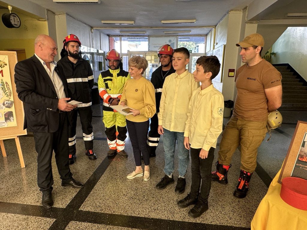 ОУ „Любен Каравелов“ дари 1500 лв. за закупуване на пожарогасители за доброволците на Община Русе