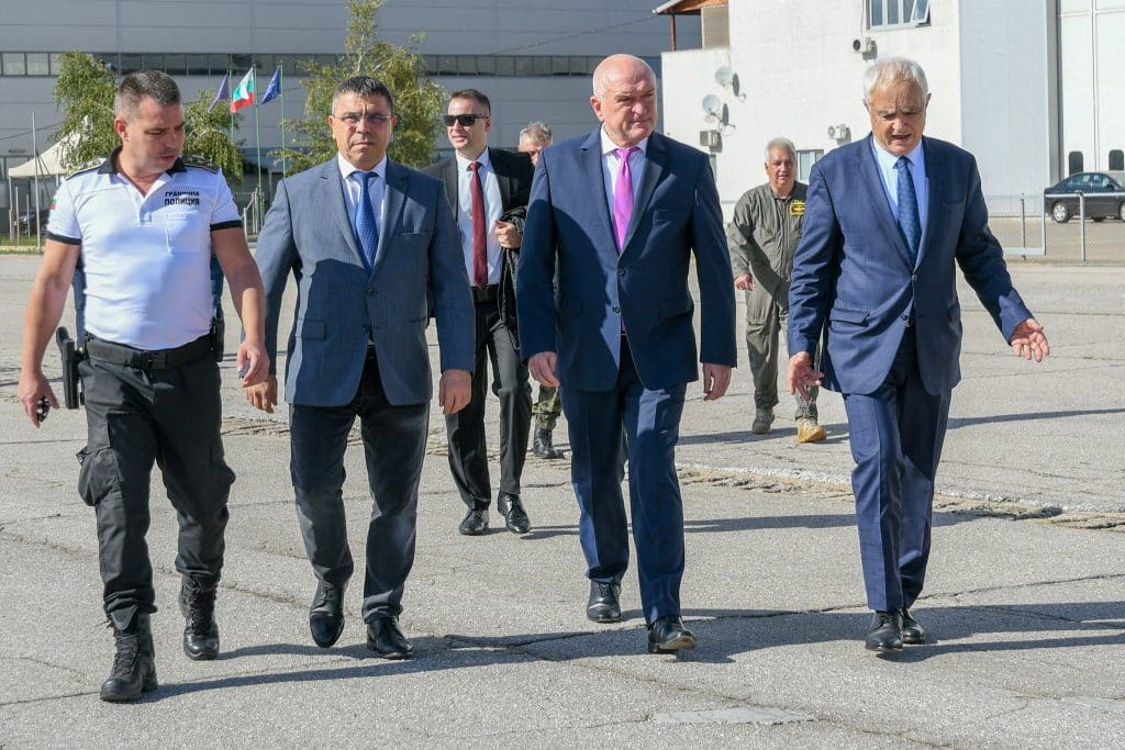 Главчев: Няма компрометирани участъци по оградата на границата
