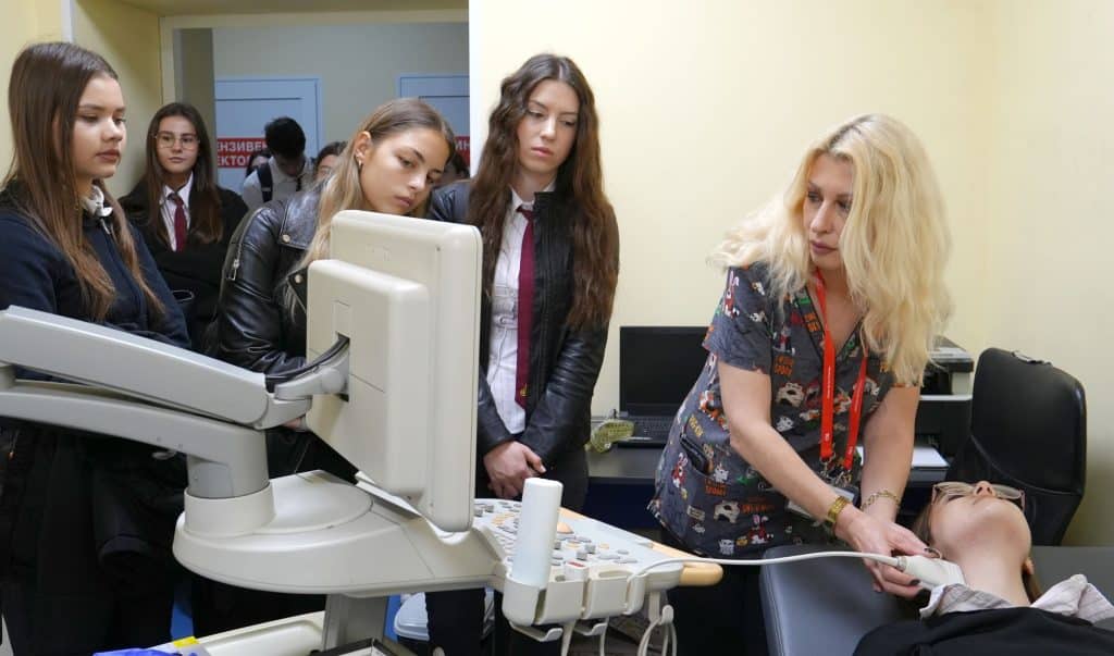 В Световния ден за борбата с инсулта МЕДИКА отвори врати за ученици от Английската гимназия