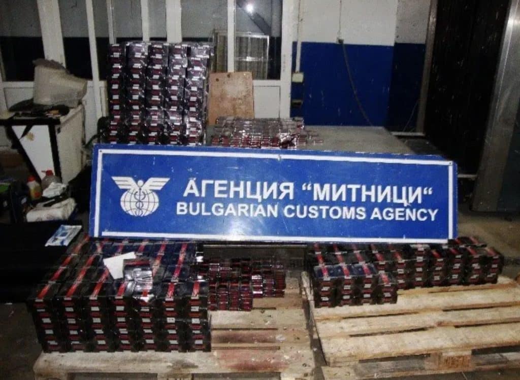 Митничари откриха 6500 кутии цигари без бандерол в тайник на автомобил на ГКПП „Дунав мост“