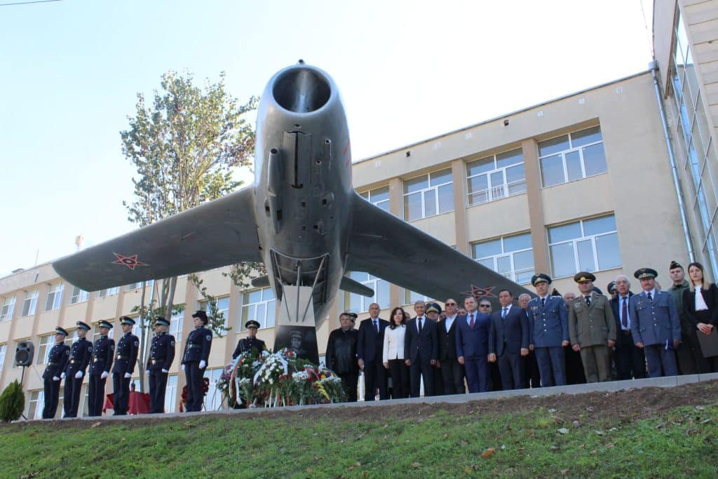 С армейски почести във Ветово откриха мемориална плоча в памет  на полковник  Велико Пенчев