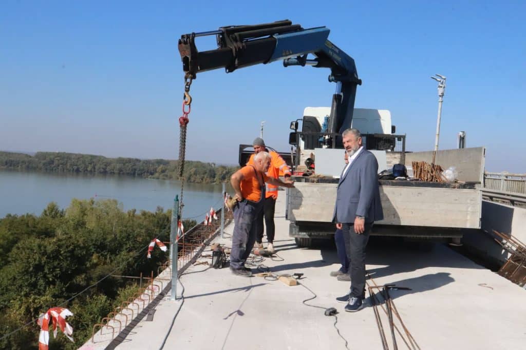 Приключи подмяната на стоманобетонните панели в дясната лента  на целия естакаден участък от 400 метра на Дунав мост