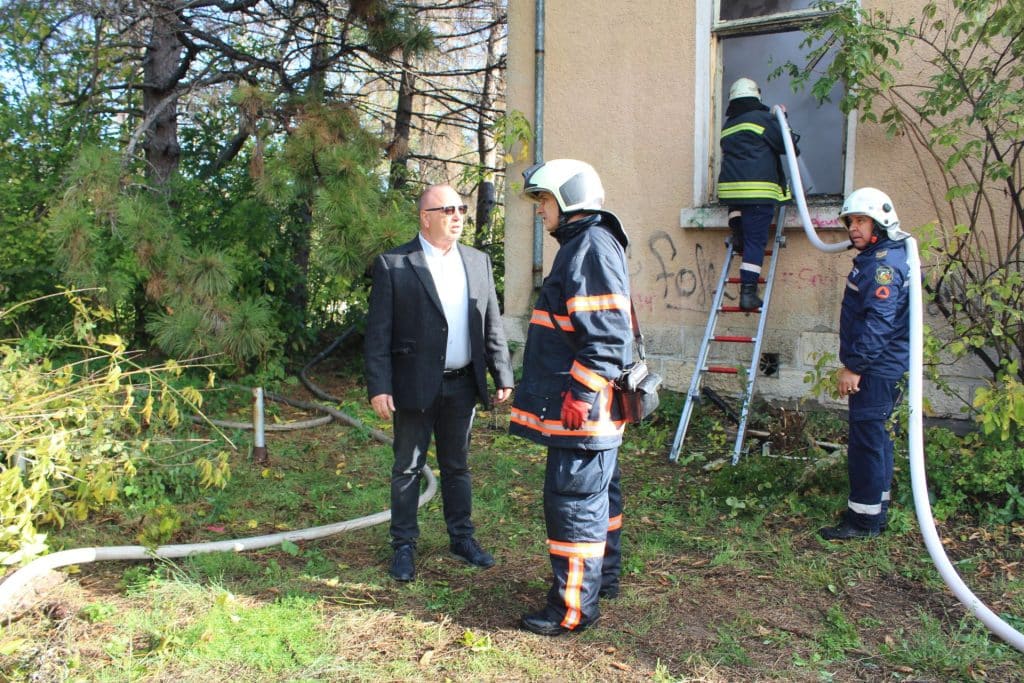 Заместник областният управител Георги Георгиев е на мястото на пожара в Червена вода