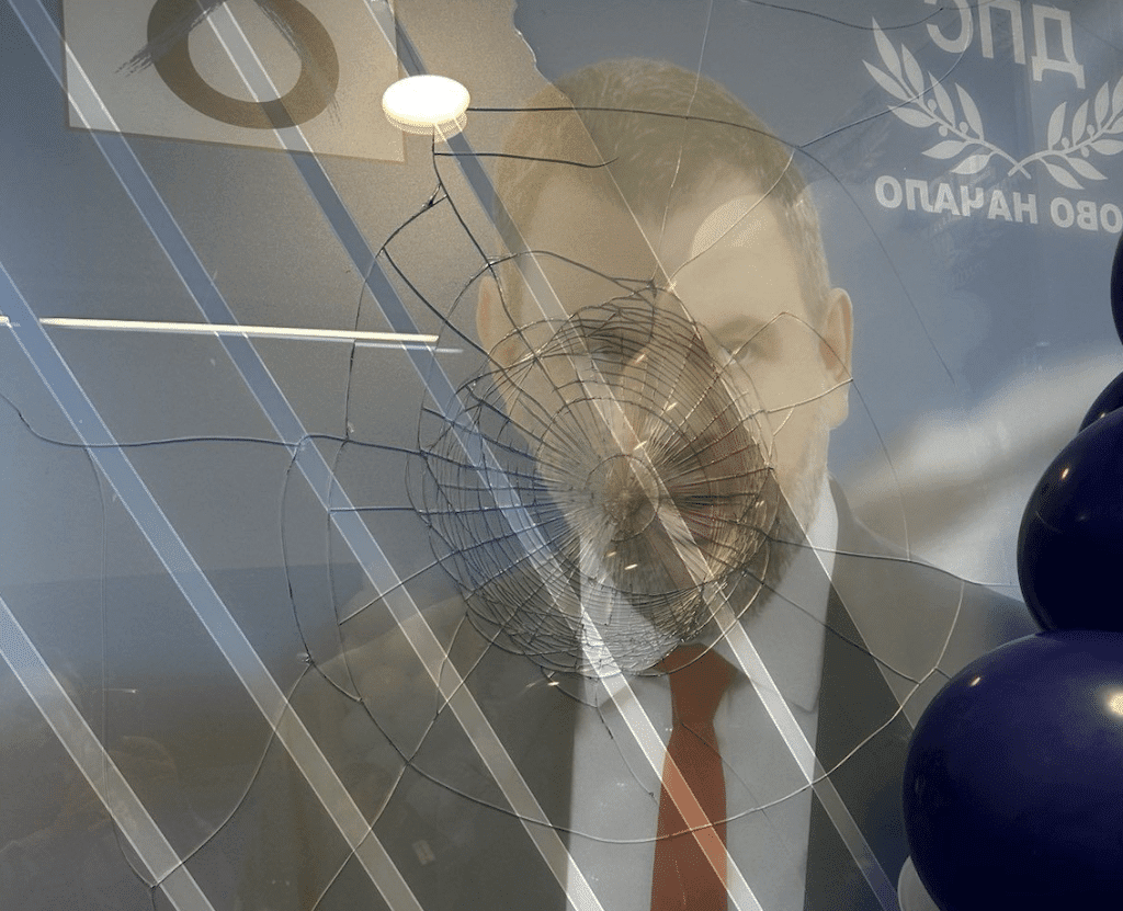 Разследват вандалската проява срещу офиса на ДПС – Ново начало