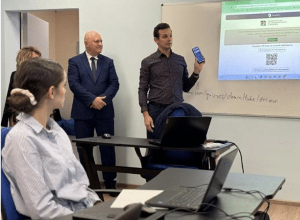 За първи път цял випуск ще се яви на тест на електронни устройства