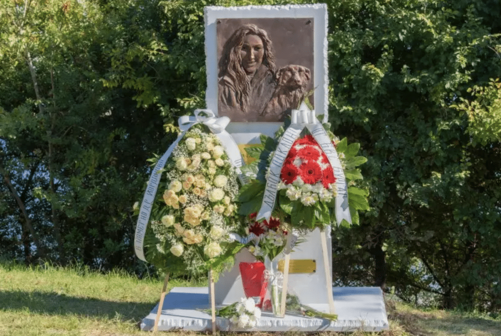 Издигнаха паметник на Даниела Йорданова – една от жертвите на наводнението в Царево