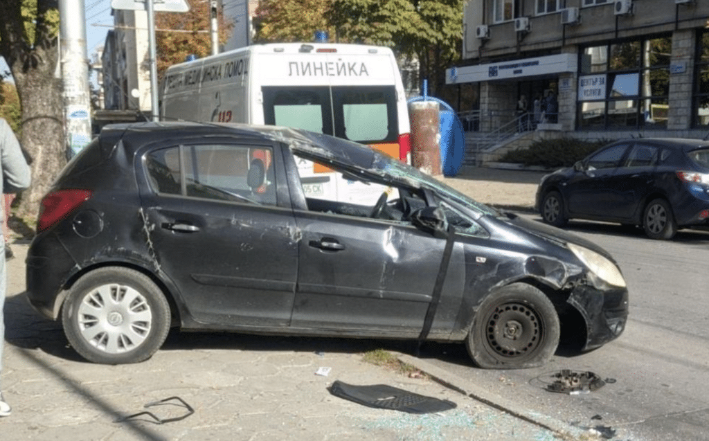 Зрелищна катастрофа в Плевен по чудо се размина без жертви