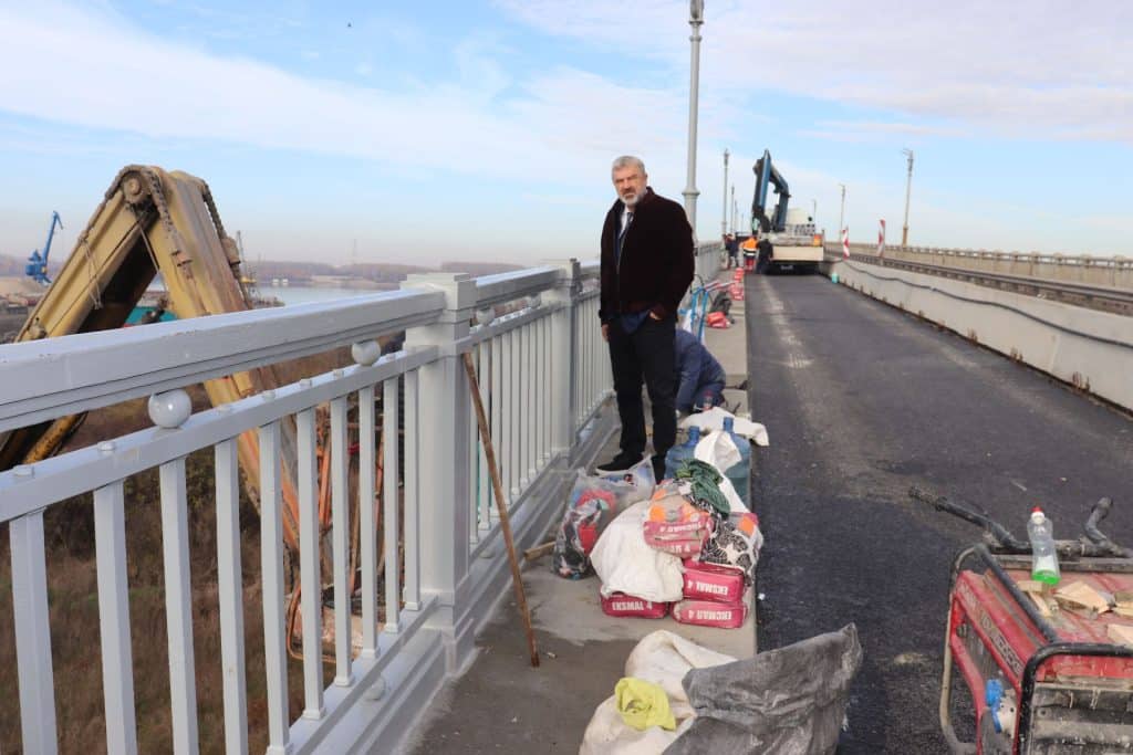 Запълниха пропаданията в активната лента на Дунав мост при Русе,  над 200 метра от пешеходния парапет са вече монтирани